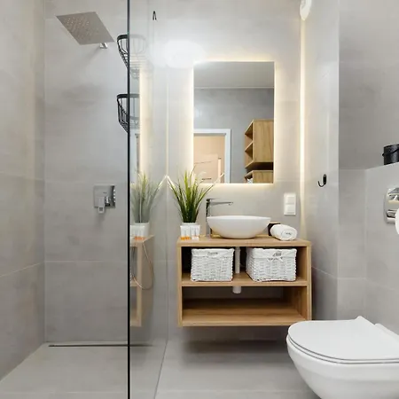 Lopuszanska With Balcony In By Renters * 华沙