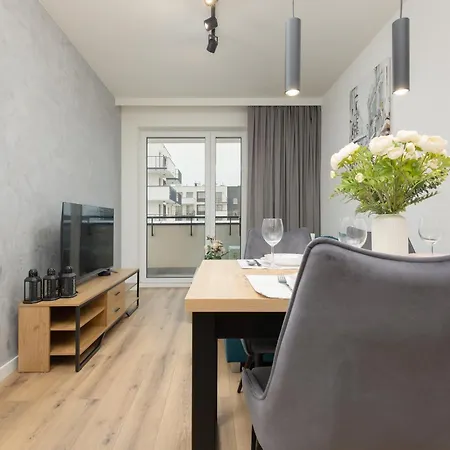Lägenhet Lopuszanska With Balcony In By Renters Warszawa
